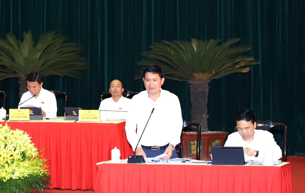 Giám đốc Sở TN&amp;MT Thanh Hóa Lê Sỹ Nghiêm trả lời chất vấn xung quanh vấn đề đất đai tại Kỳ họp thứ 14, HĐND tỉnh Thanh Hóa mới đây. Ảnh: ĐẶNG TRUNG