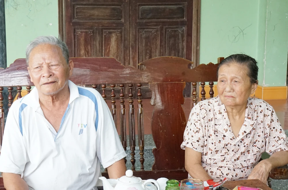 Vợ chồng ông Đặng Ngọc Vinh kể lại hành trình 4 năm đi xin cấp lại sổ đỏ kể từ năm 2019. Ảnh: ĐẶNG TRUNG