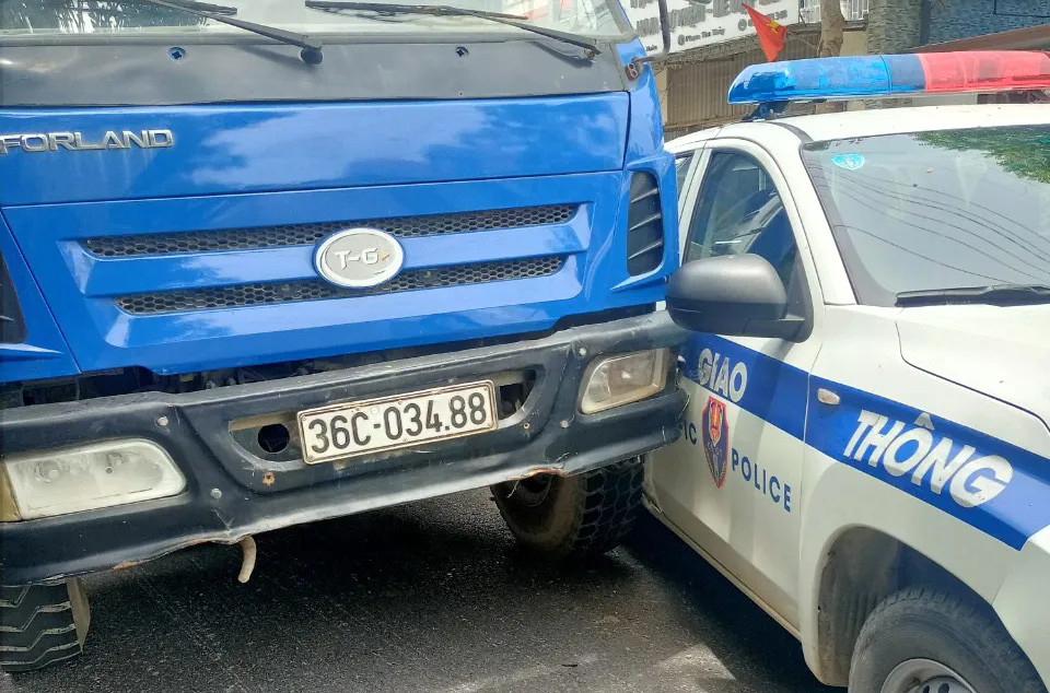 Hiện trường vụ xe tải tông xe vào xe lực lượng cảnh sát giao thông. Ảnh: ĐT