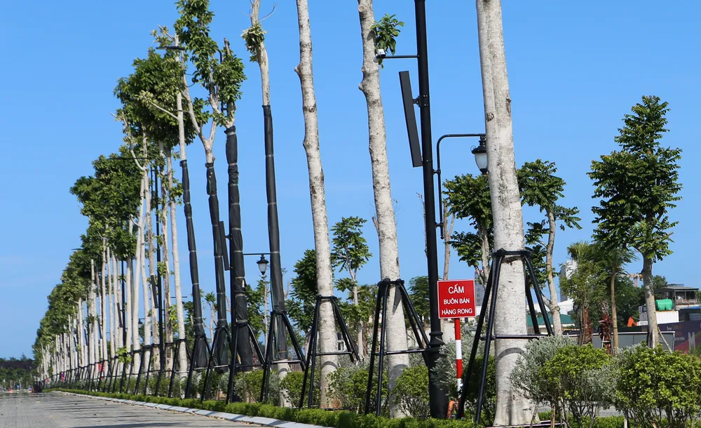 Cùng với đó là hệ thống loa âm thanh được trang bị hiện đại trên mỗi cột đèn. Cùng với đó là hệ thống loa âm thanh được trang bị hiện đại trên mỗi cột đèn.