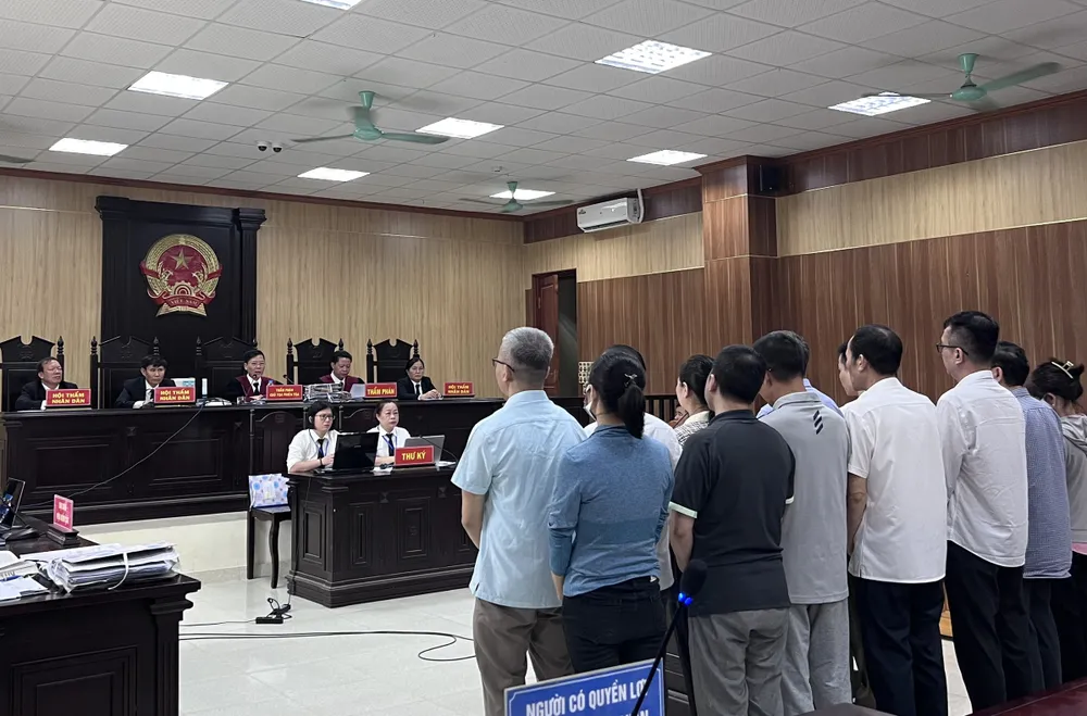 12 bị cáo bị đưa ra xét xử về tội vi phạm quy định về đấu thầu gây hậu quả nghiêm trọng. Ảnh: ĐT