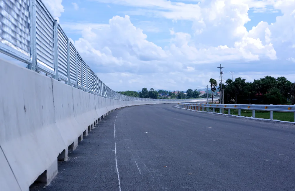 Hệ thống chống lóa bằng kim loại đang được các nhà thầu thi công đến đâu lắp đặt đến đó. Ảnh: ĐẶNG TRUNG