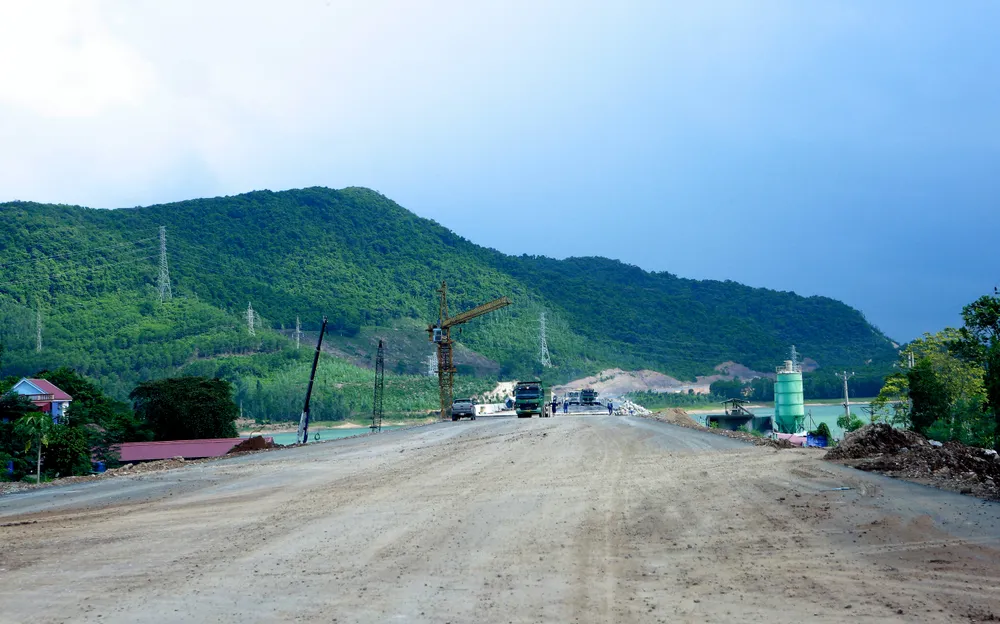 Đoạn đường nối với cầu Yên Mỹ hiện chưa có lan can, dải phân cách cứng các biển báo. Ảnh: ĐẶNG TRUNG