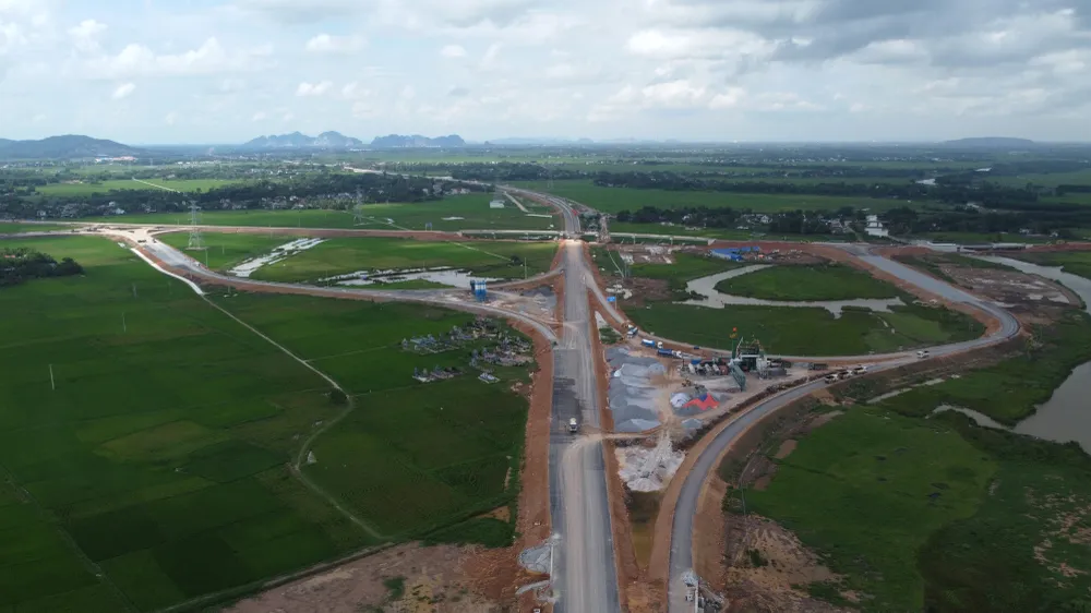 Ghi nhận của PLOchiều ngày 14-8 từ nút giao thông Vạn Thiện đến nút giao thông Tân Trường nhiều hạng mục gồm thảm nhựa, biển báo, hệ thống đường điện, dải phân cách cứng, hệ thống chống lóa bằng kim loại… vẫn chưa được hoàn thiện. Ảnh: ĐẶNG TRUNG