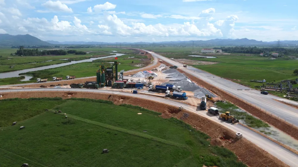 Tại nút giao thông Vạn Thiện chưa có lan can hai bên đường, chưa có dải phân cách cứng. Ảnh: ĐẶNG TRUNG