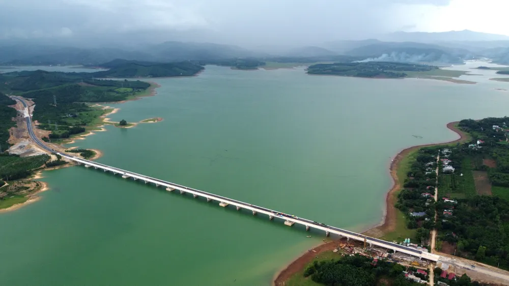 Trên toàn tuyến cao tốc Bắc - Nam thì cầu vượt hồ Yên Mỹ là cầu dài nhất tính đến thời điểm hiện nay. Ảnh: ĐẶNG TRUNG