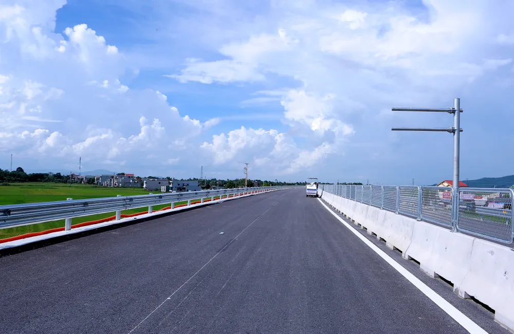 Giám đốc Ban Quản lý dự án Cao tốc Quốc lộ 45 – Nghi Sơn ông Nguyễn Ngọc Quỳnh cho biết đến ngày 14-8 dự án Quốc lộ 45 - Nghi Sơn đạt hơn 89% khối lượng công việc trên toàn tuyến. Ảnh: ĐẶNG TRUNG