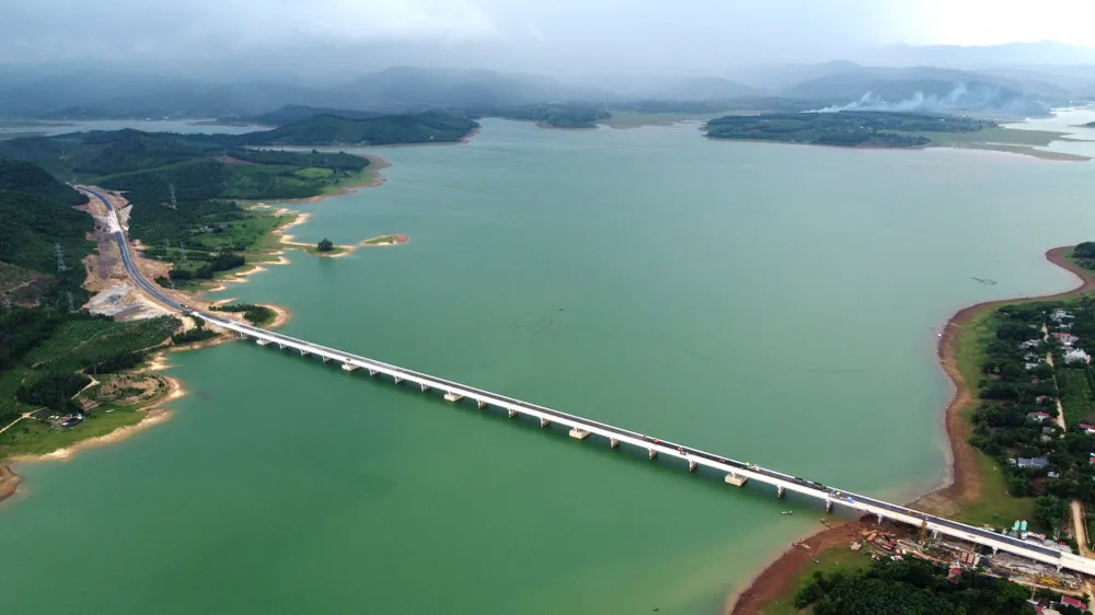 Trên tuyến đường Cao tốc Quốc lộ 45 – Nghi Sơn có tổng số 18 cây cầu lớn nhỏ. Trong đó, cầu vượt hồ Yên Mỹ có chiều dài 995,8m thuộc gói thầu 03 - XL do Tổng công ty Cổ phần Xuất nhập khẩu và xây dựng Việt Nam (Vinaconex) thi công, giá trị xây lắp 240 tỉ đồng.