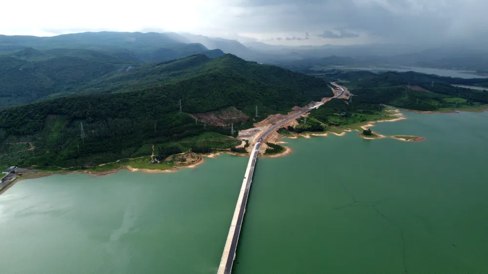 Phía nam cầu nối liền phần đường bộ thuộc gói thầu xây lắp 03 - XL đang được liên danh Công ty CP Tập đoàn xây dựng Miền Trung và Tổng công ty Vinaconex thi công.