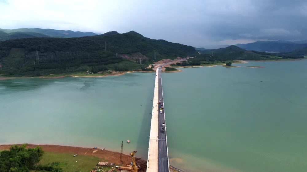 Tính đến thời điểm hiện tại, trên lòng hồ Yên Mỹ chỉ có duy nhất một cây cầu đang xây dựng trên tuyến cao tốc Bắc - Nam đi qua.