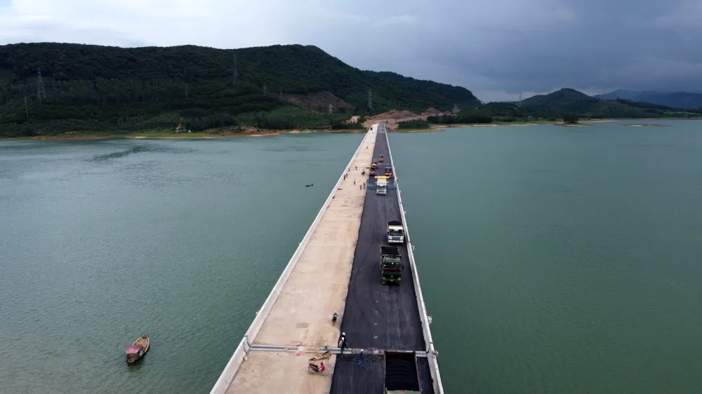 Theo ghi nhận của PLOchiều 14-8, công nhân, máy móc phương tiện được huy động tối đa để tiến hành thảm nhựa mặt cầu.