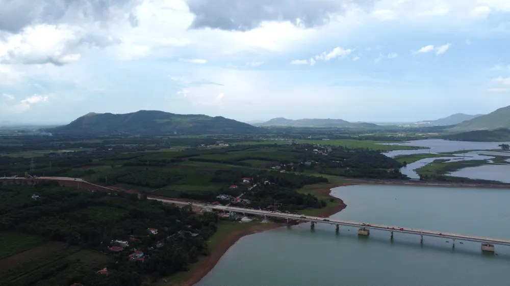 Cây cầu Yên Mỹ nối hai đầu tuyến đường bộ cao tốc thuộc dự án QL45 - Nghi Sơn. Nếu tính cả hai phần đường đầu cầu thì tổng chiều dài của cây cầu là hơn 1,1km.