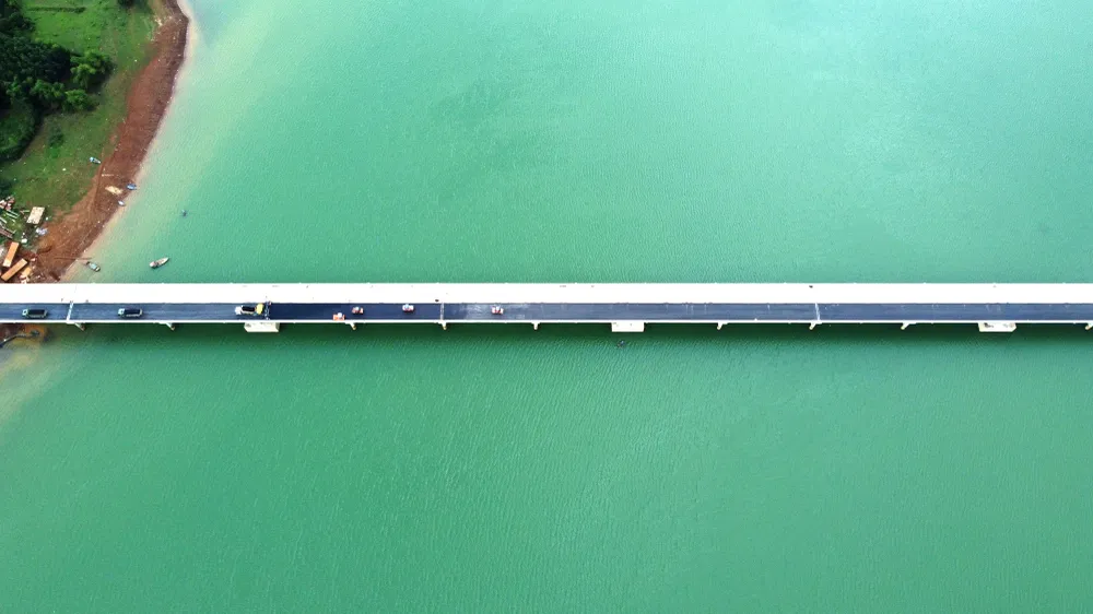 Nhà thầu gấp rút lắp đặt các hệ thống điện chiếu sáng, lan can cầu, biển báo đảm bảo tiến độ hoàn thiện trước khi thông xe vào dịp Quốc Khánh 2-9.