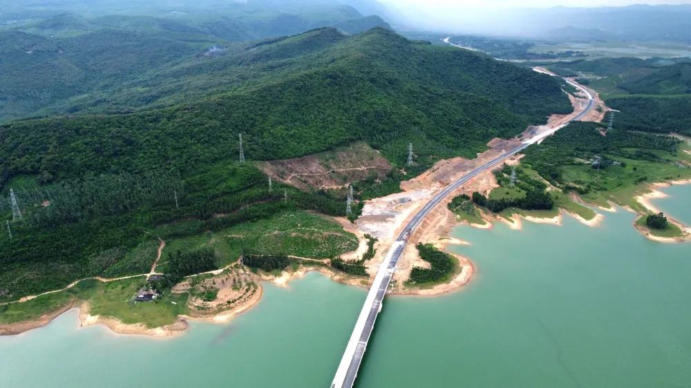 Vẻ đẹp kì vĩ nơi cao tốc Quốc lộ 45 - Nghi Sơn đi qua.