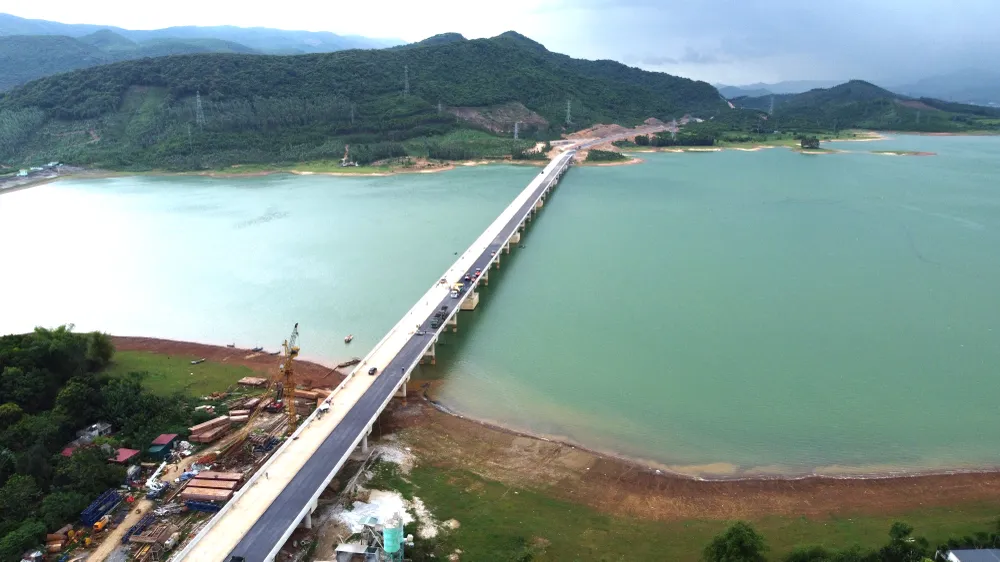 Hồ Yên Mỹ là một trong những hồ nước ngọt lớn nhất của tỉnh Thanh Hóa với diện tích rộng khoảng 2.800ha đi qua các huyện Nông Cống, Như Thanh và thị xã Nghi Sơn.