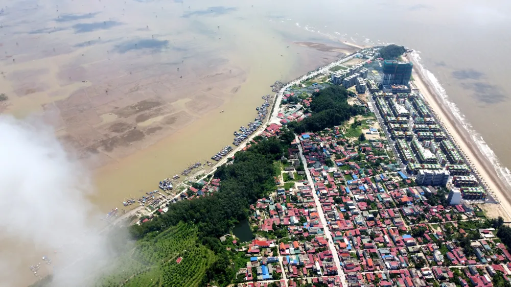 Những năm gần đây, Hoằng Trường không chỉ là điểm đến của khách du lịch trong nước, quốc tế mà còn là điểm đến của nhiều nhà đầu tư ở lĩnh vực du lịch, bất động sản...