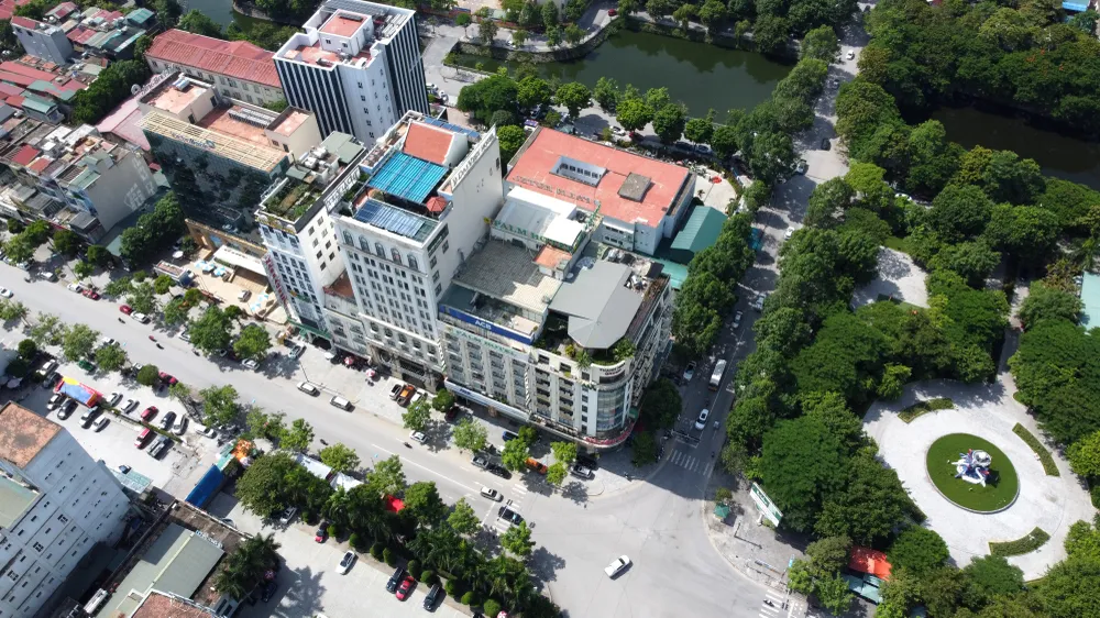 Ngày 13-8, Cơ quan CSĐT cũng đã khởi tố bị can và tạm giam ông Đinh Xuân Hướng (53 tuổi) Bí thư Huyện ủy Như Thanh, nguyên Tổng Giám đốc Công ty TNHH MTV Sông Mã – thời điểm có hành vi sai phạm. Bị can Hướng bị khởi tố về tội vi phạm quy định về quản lý, sử dụng tài sản nhà nước gây thất thoát lãng phí. Ngày 13-8, Cơ quan CSĐT cũng đã khởi tố bị can và tạm giam ông Đinh Xuân Hướng (53 tuổi) Bí thư Huyện ủy Như Thanh, nguyên Tổng Giám đốc Công ty TNHH MTV Sông Mã – thời điểm có hành vi sai phạm. Bị can Hướng bị khởi tố về tội vi phạm quy định về quản lý, sử dụng tài sản nhà nước gây thất thoát lãng phí.