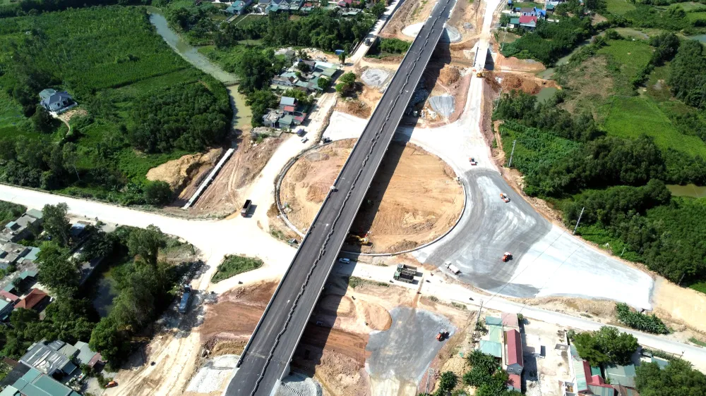 Máy móc, công nhân được huy động làm việc nhiều ca kíp tại nút giao thông Tân Trường.