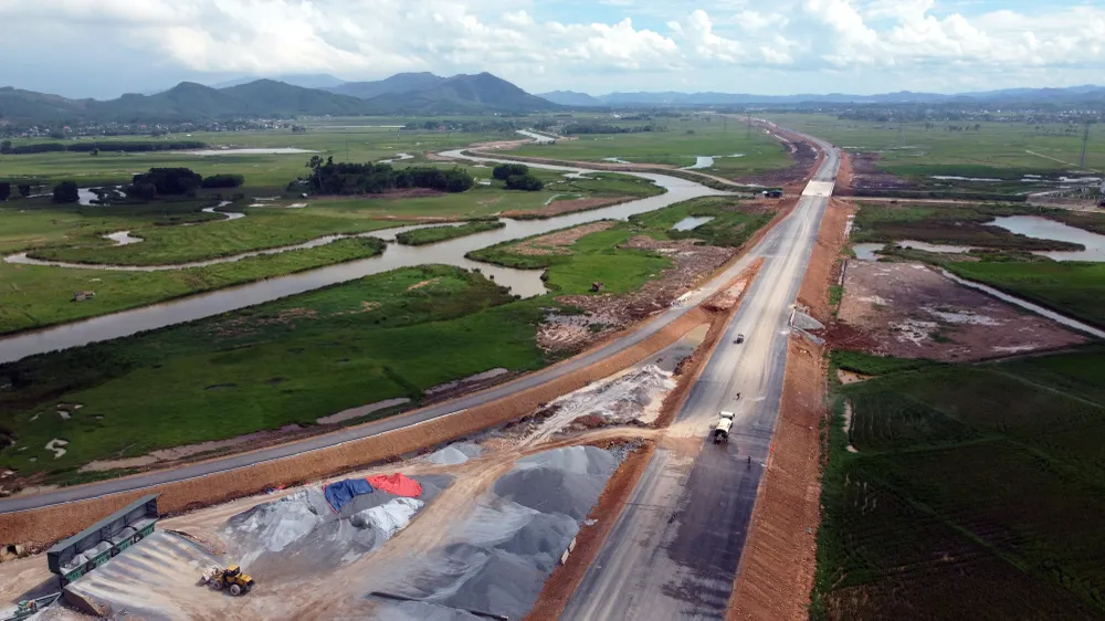 Tuy nhiên, hiện tại nút giao thông này mới bắt đầu làm vạch kẻ đường, lan can bảo vệ, dải phân cách cứng cũng như hệ thống lưới chống lóa.