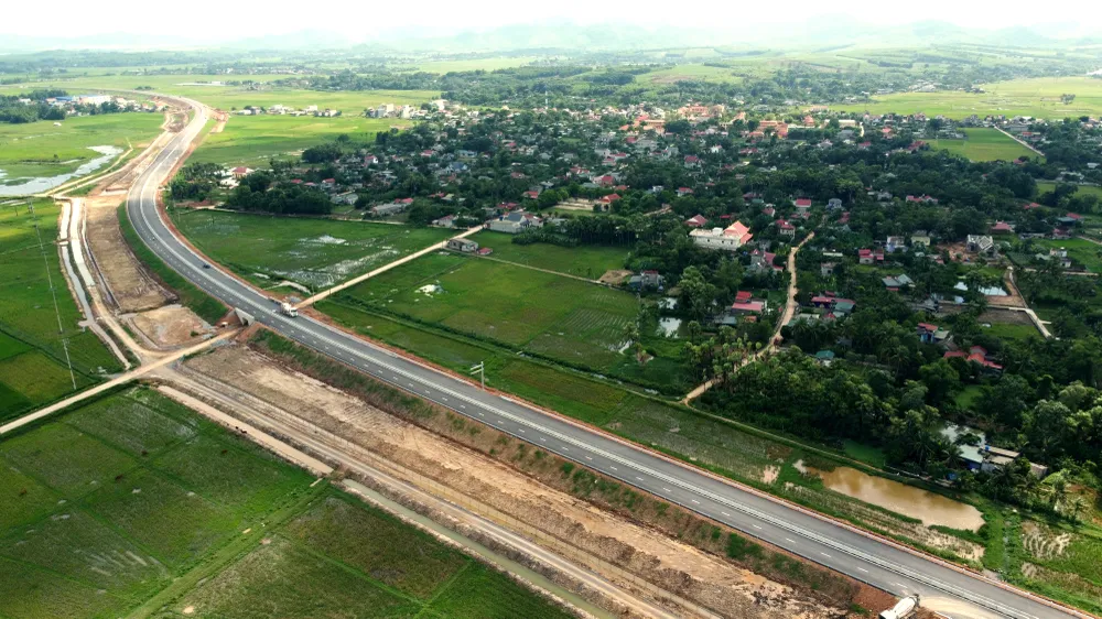 Cao tốc Quốc lộ 45 - Nghi Sơn có chiều dài hơn 43,2 km qua địa bàn tỉnh Thanh Hóa với tổng mức đầu tư hơn 5.530 tỉ đồng.