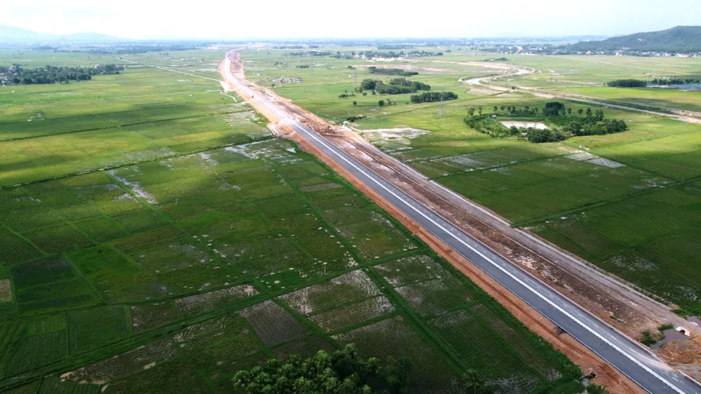 Từ nút giao thông Vạn Thiện xuôi theo hướng đi Nghệ An qua các cánh đồng lúa và các khu dân cư.