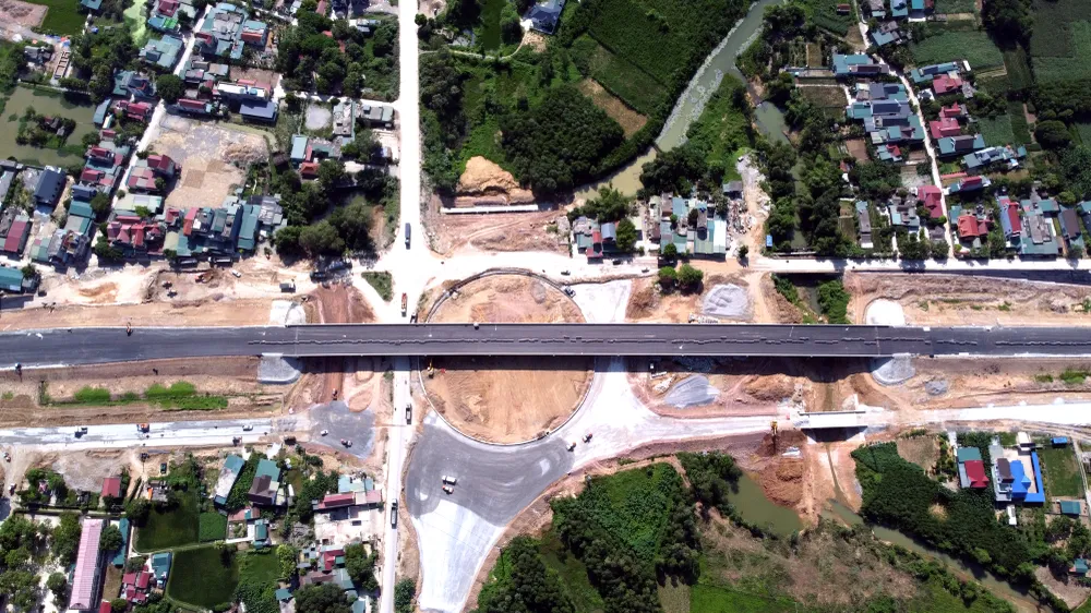 Hàng rào lan can bảo vệ, dải phân cách cứng, hệ thống chống lóa vẫn chưa được lắp đặt trên cầu vượt nút giao thông Tân Trường.