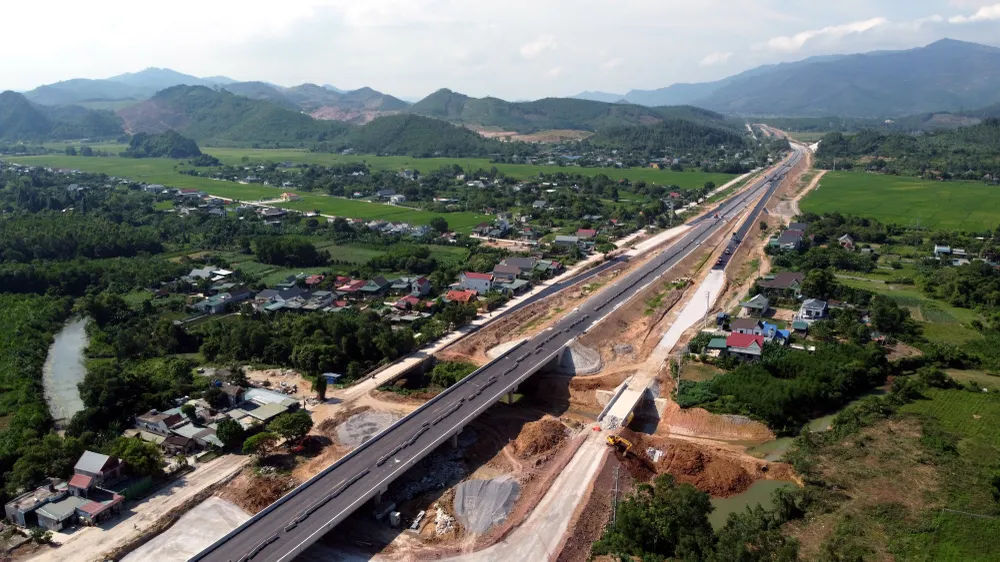 Từ nút giao thông Tân Trường về phía cầu vượt hồ Yên Mỹ (Nông Cống) còn nhiều hạng mục chưa hoàn thiện.