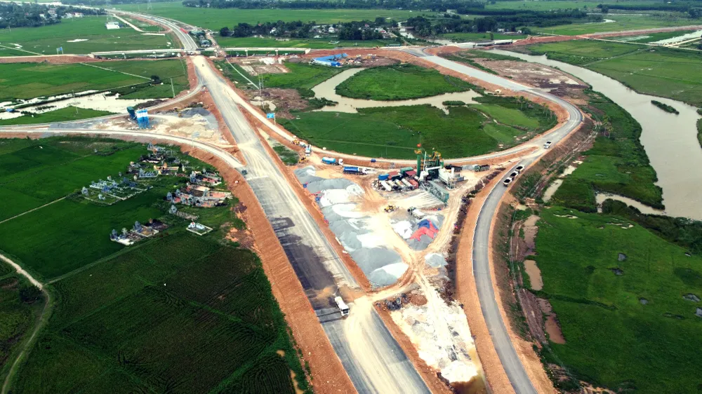 Nhìn từ trên cao, nút giao thông Vạn Thiện vẫn còn ngổn ngang, trong khi thời gian dự kiến thông xe trên tuyến cao tốc Quốc lộ 45 – Nghi Sơn chỉ còn khoảng 10 ngày nữa.