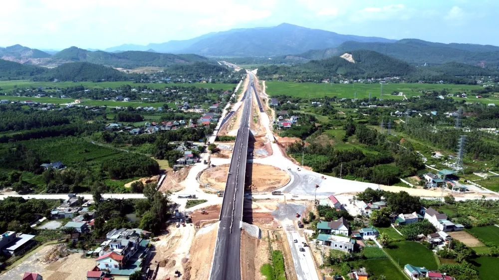 Ghi nhận của PLO chiều 21-8, nút giao Tân Trường (Thị xã Nghi Sơn, Thanh Hóa) hầu như chưa được thảm nhựa ở các điểm lên xuống giao cắt với đường Nghi Sơn - Bãi Trành.