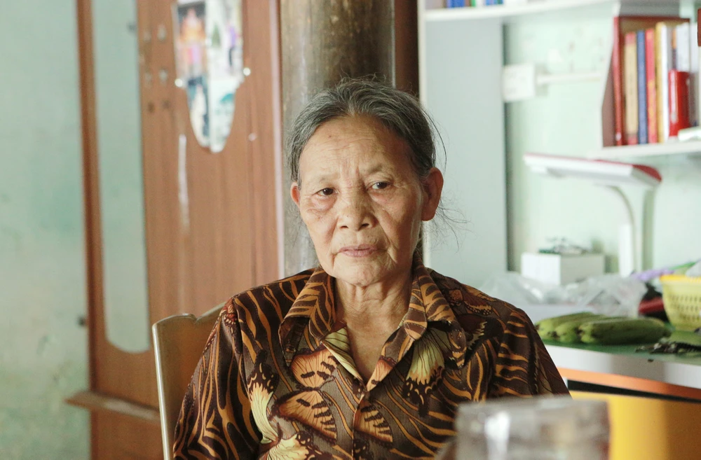 Bà Đoàn Thị Nguyệt vui mừng khi nghe tin cháu đỗ đại học nhưng cũng lo vì chưa biết lấy gì để nuôi cháu 4 năm theo học ở Hà Nội. Ảnh: ĐẶNG TRUNG