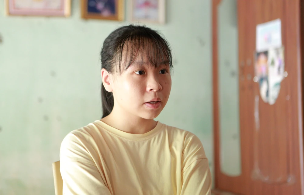 Nữ sinh Lê Thu Mai dù mồ côi nhưng luôn kiên cường vượt lên nghịch cảnh, học giỏi, đỗ vào Trường Đại học SP Hà Nội. Ảnh: ĐẶNG TRUNG