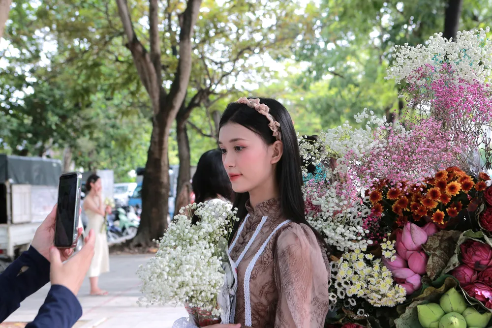 Đa số các bạn trẻ sử dụng điện thoại di động để chụp ảnh lưu niệm thay vì thuê thợ chuyên nghiệp