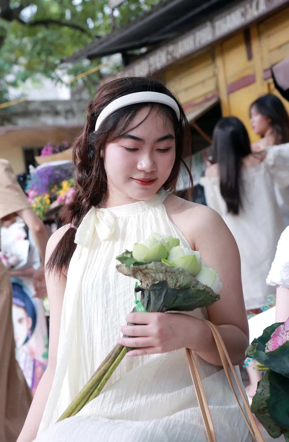 Chia sẻ với PLO, người dân sống quanh khu vực Trung tâm hội nghị 25B cho biết, những ngày gần đây có rất đông bạn trẻ đến chụp hình bối cảnh xe hoa mùa thu Hà Nội.