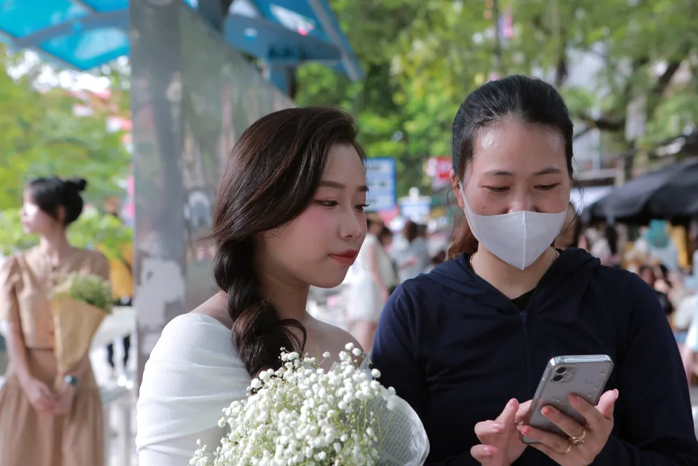 &quot;Xem lại thành quả của buổi chụp hình thú vị hôm nay nào!&quot;