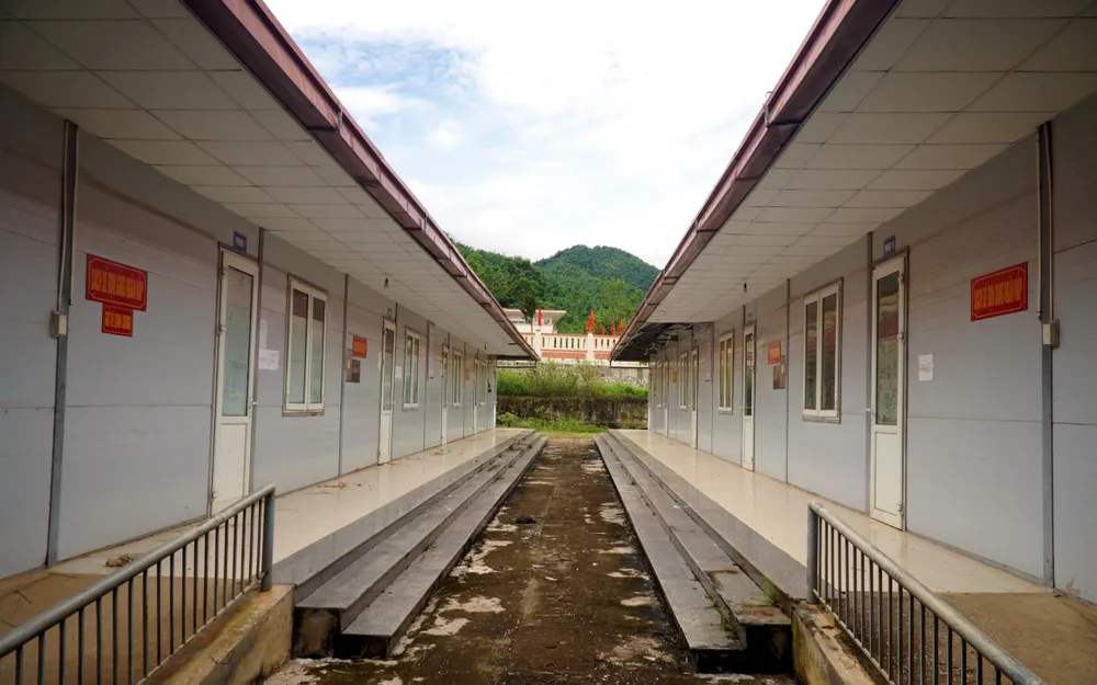 Dãy nhà bán trú dành cho học sinh đang ngày càng xuống cấp do lâu ngày không sử dụng. Ảnh: Đ. TRUNG Dãy nhà bán trú dành cho học sinh đang ngày càng xuống cấp do lâu ngày không sử dụng. Ảnh: Đ. TRUNG