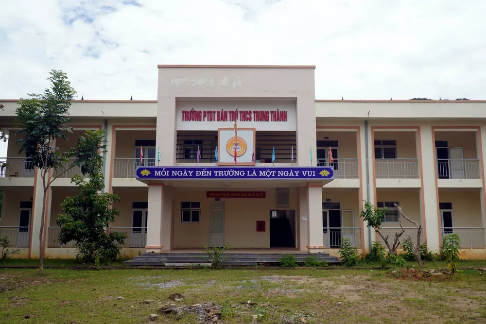 Gần 200 học sinh, thầy cô buộc phải rời bỏ ngôi trường mới vừa xây xong để đi học nhờ tại trường tiểu học của xã Trung Thành. Ảnh: Đ. TRUNG Gần 200 học sinh, thầy cô buộc phải rời bỏ ngôi trường mới vừa xây xong để đi học nhờ tại trường tiểu học của xã Trung Thành. Ảnh: Đ. TRUNG
