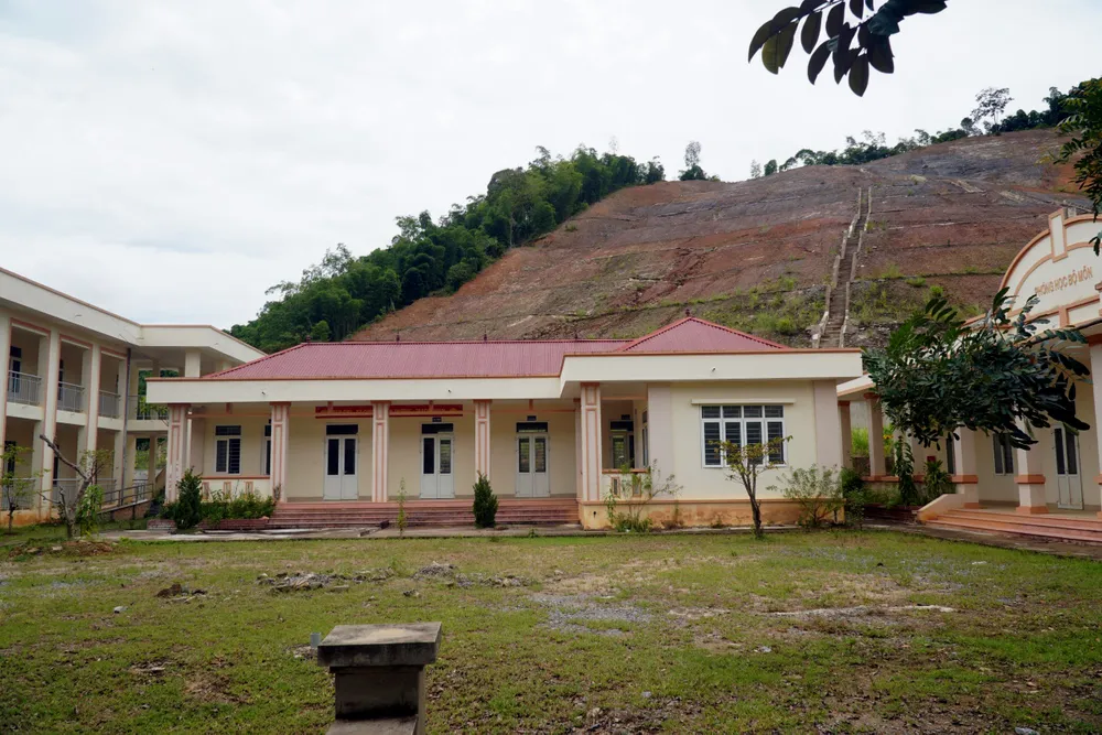 Hình ảnh ngôi trường dưới chân núi nơi xảy ra tình trạng sạt lở. Ảnh: Đ. TRUNG Hình ảnh ngôi trường dưới chân núi nơi xảy ra tình trạng sạt lở. Ảnh: Đ. TRUNG