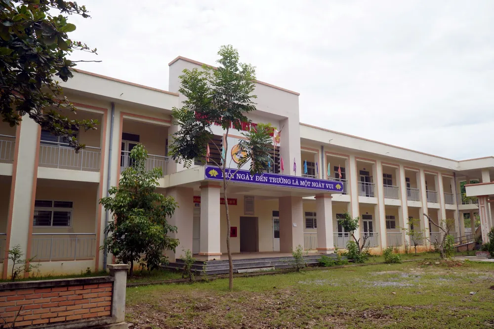 Nhiều người dân địa phương tỏ ra tiếc nuối đối với ngôi trường được đầu tư xây dựng mới nhưng con em học sinh không được học tập vì lo sạt lở đất, nhất là vào mùa mưa. Ảnh: Đ. TRUNG Nhiều người dân địa phương tỏ ra tiếc nuối đối với ngôi trường được đầu tư xây dựng mới nhưng con em học sinh không được học tập vì lo sạt lở đất, nhất là vào mùa mưa. Ảnh: Đ. TRUNG