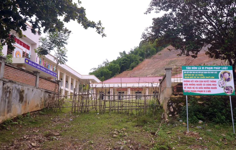 Nhà trường rào cổng để ngăn trâu bò phá hoại, sau khi ngôi trường bị đóng cửa khi phát hiện sạt lở, rạn nứt núi. Ảnh: Đ. TRUNG Nhà trường rào cổng để ngăn trâu bò phá hoại, sau khi ngôi trường bị đóng cửa khi phát hiện sạt lở, rạn nứt núi. Ảnh: Đ. TRUNG