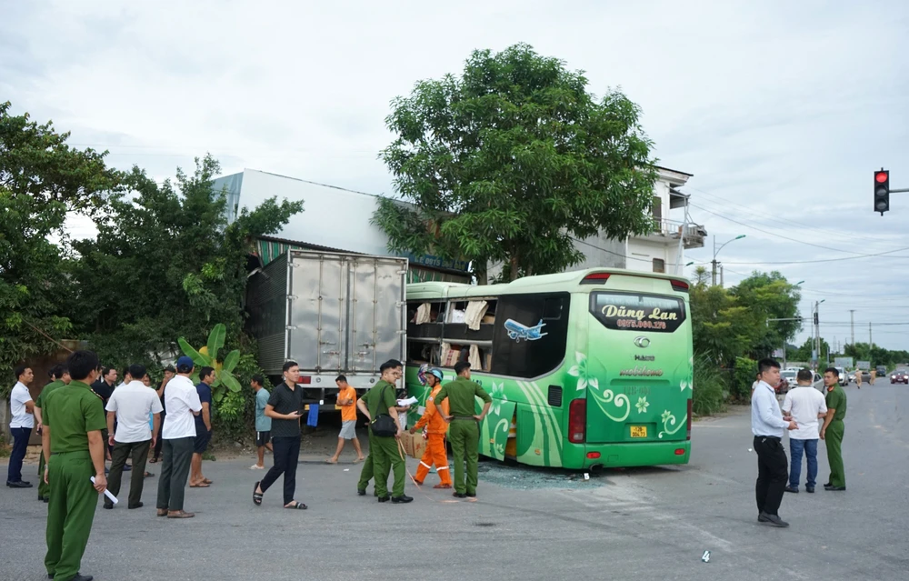 Hiện trường vụ tai nạn giao thông giữa xe khách và xe tải sau va chạm lao vào 1 xưởng gỗ. Ảnh: ĐT