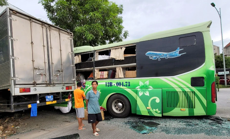 Sau vụ va chạm, lực lượng chức năng đã tiến hành giải cứu hành khách mắc kẹt trong xe khách. Ảnh: ĐT