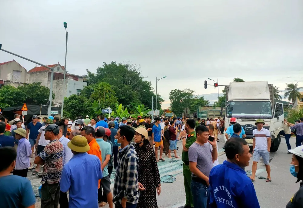 Vụ tai nạn giao thông xảy ra có rất nhiều người dân tò mò theo dõi. Ảnh: ĐẶNG TRUNG Vụ tai nạn giao thông xảy ra có rất nhiều người dân tò mò theo dõi. Ảnh: ĐẶNG TRUNG