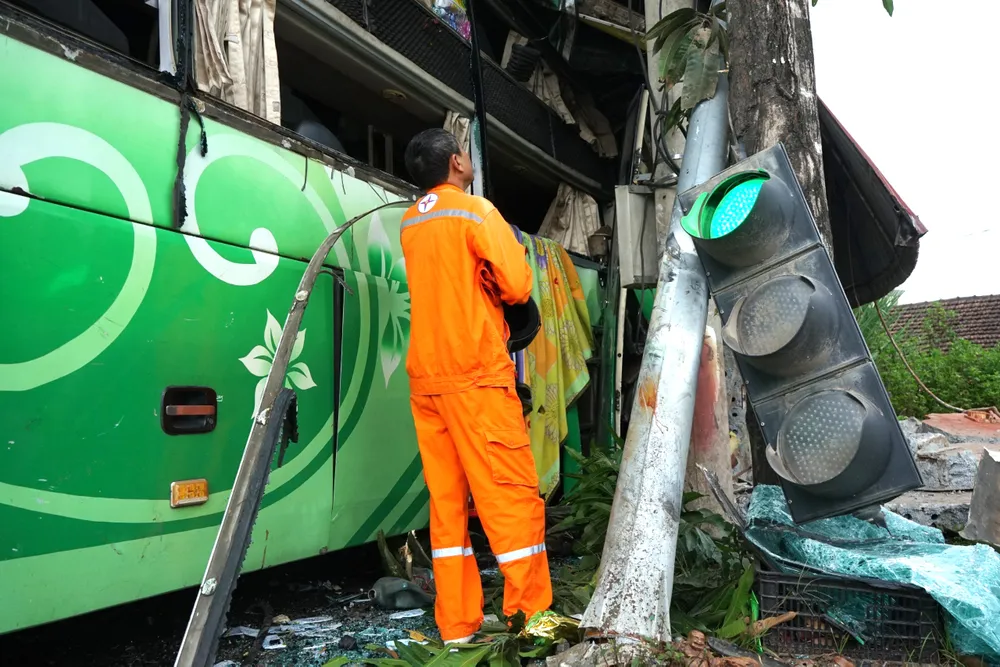 Ghi nhận của PLO tại hiện trường kính hai bên xe của xe khách bị vỡ vụn, trong khi đèn giao thông vẫn còn hoạt động. Ảnh: ĐẶNG TRUNG Ghi nhận của PLO tại hiện trường kính hai bên xe của xe khách bị vỡ vụn, trong khi đèn giao thông vẫn còn hoạt động. Ảnh: ĐẶNG TRUNG