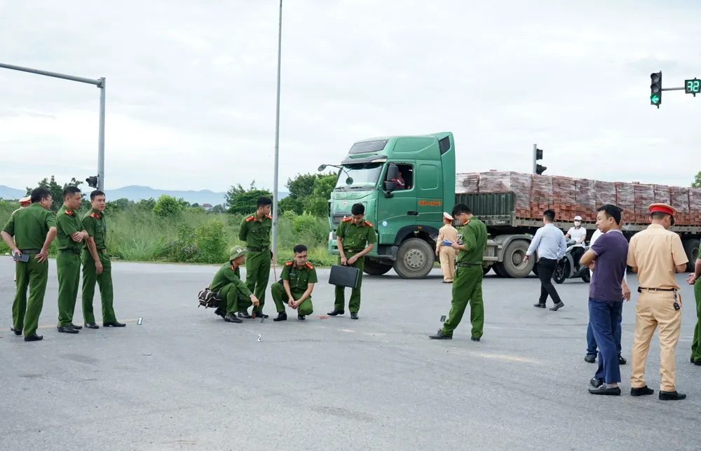 Ngay sau khi vụ tai nạn xảy ra, lực lượng Công an tỉnh Thanh Hóa đã có mặt tại hiện điều tiết giao thông và điều tra nguyên nhân vụ TNGT. Ảnh: ĐẶNG TRUNG Ngay sau khi vụ tai nạn xảy ra, lực lượng Công an tỉnh Thanh Hóa đã có mặt tại hiện điều tiết giao thông và điều tra nguyên nhân vụ TNGT. Ảnh: ĐẶNG TRUNG