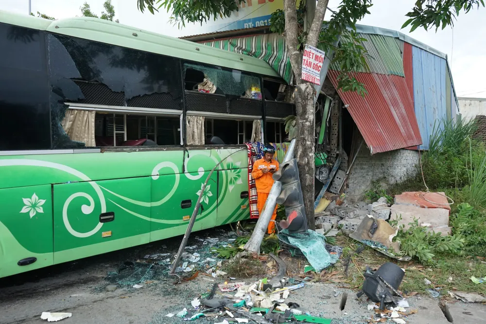 Vụ tai nạn giao thông nghiêm trọng khiến tài xế xe khách ông Triệu Văn Dũng quê Phú Yên tử vong. Ảnh: ĐẶNG TRUNG Vụ tai nạn giao thông nghiêm trọng khiến tài xế xe khách ông Triệu Văn Dũng quê Phú Yên tử vong. Ảnh: ĐẶNG TRUNG