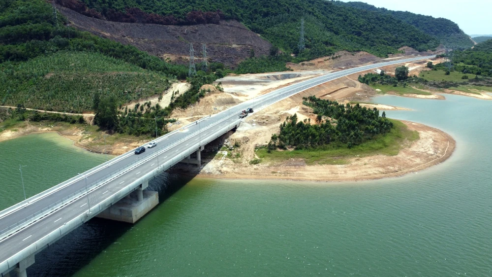 Cảnh sắc bên cầu vượt hồ Yên Mỹ mang lại cảm giác bình yên.