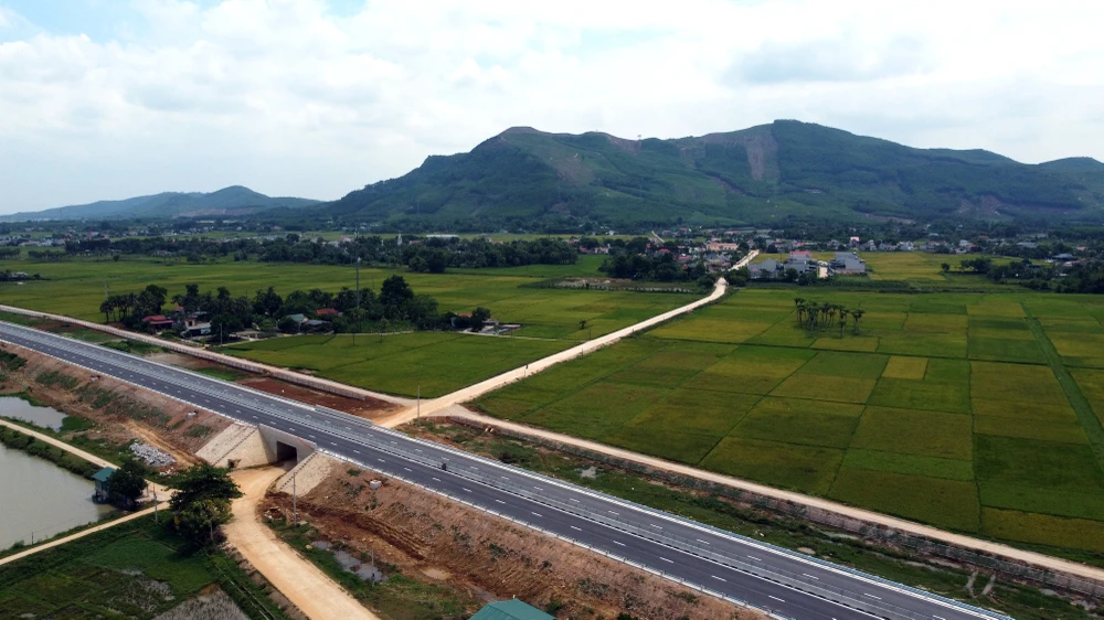 Một số phương tiện đã bắt đầu lưu thông trên tuyến cao tốc Quốc lộ 45 - Nghi Sơn nối với cao tốc Nghi Sơn – Diễn Châu về Nghệ An.