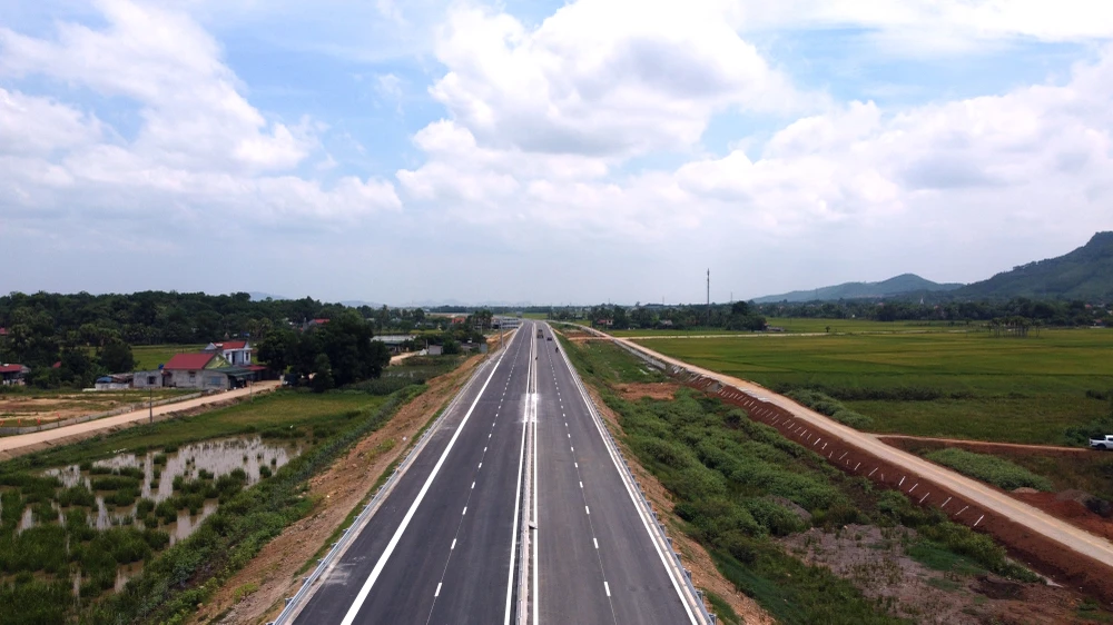 Theo ông Thắng, công tác nghiệm thu công trình vẫn đang tiến hành nên sau kỳ nghỉ lễ 2-9, Ban Quản lý dự án 2 sẽ tạm thời rào chắn đoạn đường lại để Hội đồng nghiệm thu Nhà nước kiểm tra.