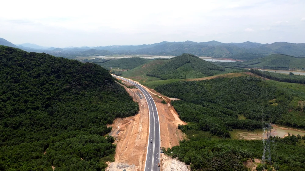 Đường cao tốc như chiếc dây văng, vắt mình qua đồi núi vùng đất Nông Cống.