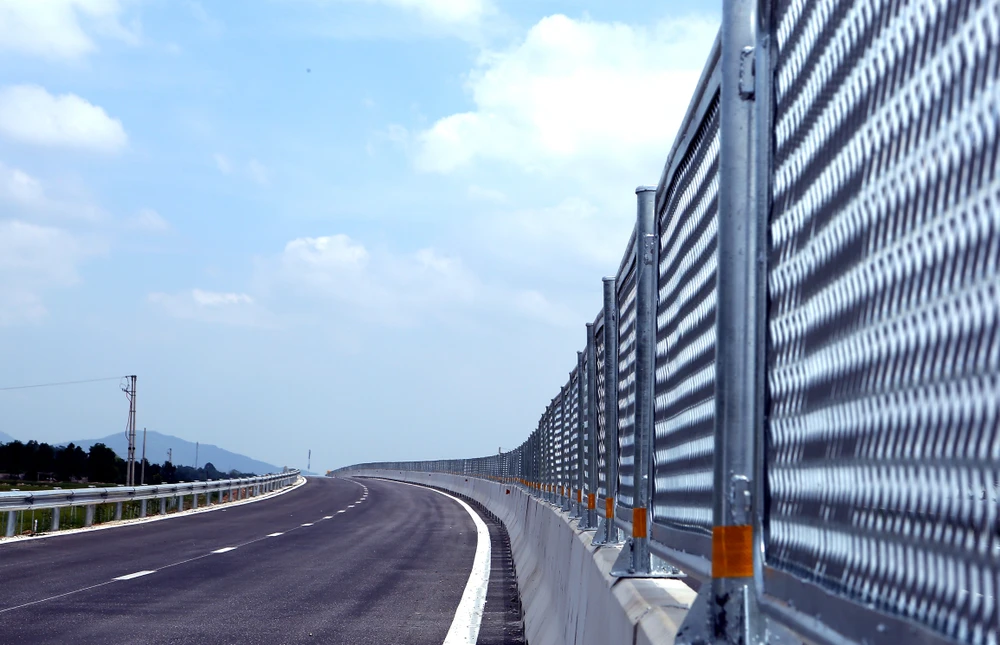 Hệ thống chống lóa bằng kim loại trên toàn bộ tuyến cao tốc Quốc lộ 45 - Nghi Sơn gần như đã hoàn tất, đáp ứng cơ bản trước ngày thông xe kỹ thuật.